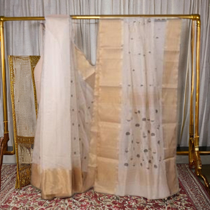 ชุดส่าหรี Jari Pallu ของ STUDIO N GHUGRA เสื้อผ้าสตรีสุดหรูพร้อมงานปักที่ประณีต - Product Image 1