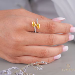 Bague ajustable de luxe en or pavé, ornée d'un diamant de laboratoire double goutte d'eau jaune poire, élégante et remarquable - Product Image 3