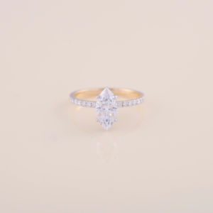 Bague de fiançailles de luxe en diamant de laboratoire taille marquise 2,30 carats, pavé, plaqué rhodium, argent sterling 925 massif, certifiée IGI - Product Image 1