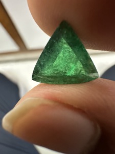 Esmeralda Zambiana Natural, Corte Trillón, Verde Intenso, Gema Suelta para Joyería Fina, Anillos Personalizados y Diseños de Lujo - Product Image 2