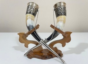 Corne à bière vintage en argent avec motif moulé, style Viking, avec support en bois pour bar et restaurant à prix raisonnable par UO - Product Image 1