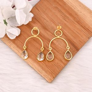 Boucles d'oreilles élégantes en quartz cristal plaqué or, bijoux en laiton faits à la main avec sertissage clos pour femme - Product Image 5