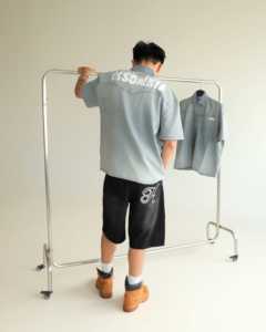 เสื้อเชิ้ตทรงบ็อกซี่พิมพ์ลายผ้าป๊อปลินคอตตอน 100% แบบติดกระดุม สำหรับผู้ชายและผู้หญิง ผลิตในเวียดนาม รับผลิตแบบ OEM ODM - Product Image 6