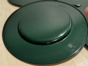 Juego de platos base de borde ancho lisos en verde oscuro, verde caza, verde bosque y verde esmeralda - Product Image 4