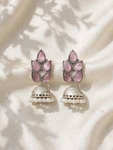 Boucles d'oreilles Jhumka tendance en laiton oxydé Monalisa, pierres artificielles, perles blanches, magnifique motif floral pour femmes, tendance ethnique - Product Image 3