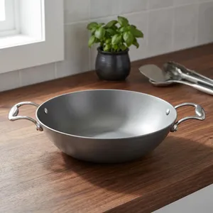 Casserole en fonte de qualité commerciale, série Nitrile, 22 cm, robuste, antiadhésive, avec une distribution uniforme de la chaleur pour un usage quotidien - Product Image 1