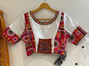 Ensemble Chaniya Choli style à volants avec broderie miroir à l'effet feuille d'aluminium, Blouse et Dupatta Bandhej, pour le festival Navratri - Product Image 4