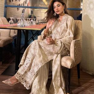 Ensemble Sharara élégant en soie chinon lourde avec broderie et sequins, accompagné d'un dupatta, idéal pour les cérémonies de mariage - Product Image 4