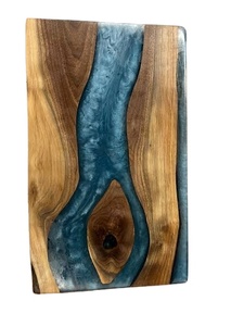 Las tablas de cortar están hechas de madera dura natural y resina epoxi pigmentada. La madera dura proporciona estructura, resistencia y calidez. - Product Image 6