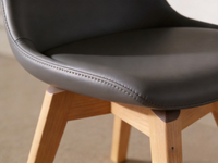 Chaise de salle à manger ergonomique moderne en plastique avec pieds en bois et assise rembourrée, écologique, pour restaurant XY