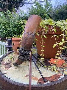 Cuerno Vikingo Artesanal para Beber con Grabado de Nudos y Runas, Cuerno Medieval para Cerveza con Correa de Cuero - Product Image 4