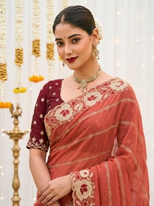 AARA Fashion Sari en soie rouge pour femme, broderie dorée, motif floral, tenue traditionnelle indienne pour mariage et Diwali, pour adultes - Product Image 3