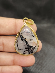 Pendentif Fantastique en Quartz Rutile Noir et Laiton, Pierre Précieuse Puissante, Cadeau Élégant pour Femme, Port Quotidien, Énergie et Concentration, Pièce d'Inspiration - Product Image 4