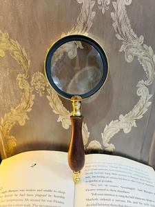 Loupe grossissante de 3 pouces en laiton avec poignée ronde en bois - Product Image 4