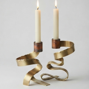 Candelabro Moderno de Latón en Espiral, Portavelas Artístico en Forma de Cinta para Decoración de Mesa del Hogar - Product Image 1