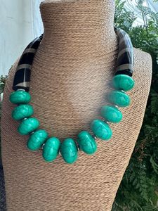 Collar con Colgante de Luna de Resina, Flores Secas y Lámina Dorada, Joyería Celestial Hecha a Mano para Mujer, APEX ALIGN, Lindo Regalo - Product Image 2