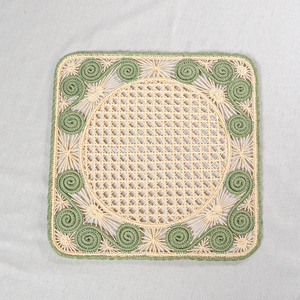 แผ่นรองจานลายเกลียวกระดาษ JNC Square Spiral Paper Yarn Placemat ทำมือ เป็นมิตรกับสิ่งแวดล้อม ลายเรขาคณิตวินเทจ แต่งสีเขียว ปรับแต่งได้สำหรับโต๊ะอาหารที่บ้าน - Product Image 3