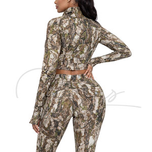 Conjunto de Yoga de 4 Piezas para Mujer al por Mayor, Estampado de Camuflaje, Logotipo Personalizado, Ropa Deportiva Ligera de Spandex/Nylon, Top de Manga Larga, Shorts y Pantalones Cortos - Product Image 2