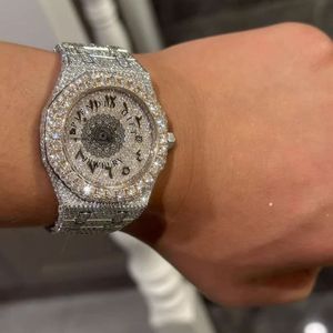 Splendide montre unisexe à quartz analogique avec strass, boîtier en moissanite argentée, verre saphir, fermoir caché, 28 mm ETA - Product Image 1