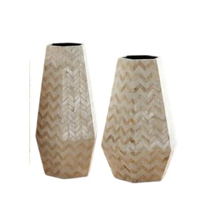 Vase contemporain en MOP avec motif mosaïque chevron, fait main, pour présentation florale sur table, forme irrégulière, blanc et doré - Product Image 2