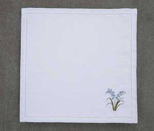 Lin 100 % naturel, doux mais résistant, la broderie bleuet ajoute une touche d'élégance printanière – idéal pour les dîners raffinés, les mariages et les événements. - Product Image 5