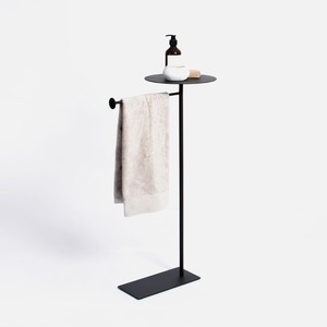 Porte-serviettes sur pied minimaliste unique avec étagère, en métal noir, support de rangement pour salle de bain, design compact à un seul niveau - Product Image 1