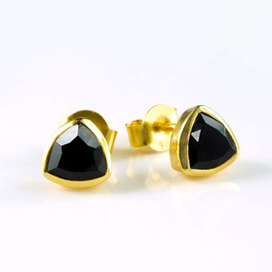 Pendientes de tuerca de ónix negro natural con corte trillón - Plata de ley 925 chapada en oro, engaste de bisel, pendientes de piedras preciosas hechos a mano, venta al por mayor - Product Image 1
