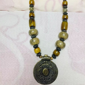 Collar de Cuentas de Resina Ámbar con Cuentas Ovaladas de Metal, Joyería de Moda, Accesorio de Disfraz para Mujer, Regalo, Collar Largo Hecho a Mano - Product Image 1