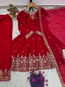 Ensemble haut Fendy brodé rouge de créateur indien avec pantalon palazzo et dupatta pour femme, tenue de mariage traditionnelle et tendance. - Product Image 6