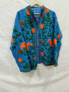 Veste en laine tricotée bleue à col montant brodée de fleurs, manches longues, faite à la main, pour femme, longueur standard, collection printemps - Product Image 2