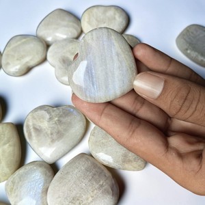 Vente en gros de pierres de lune de Tanzanie sculptées en forme de cœur, pierres naturelles en cristal pour la décoration et les cadeaux - Product Image 3