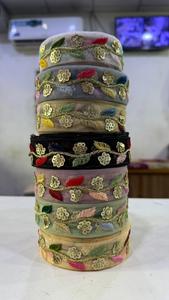 Dentelle artisanale exclusive et écologique, motif floral en dentelle de miel, filet de dentelle avec broderie métallique, sequins et détails perlés, élégante - Product Image 6