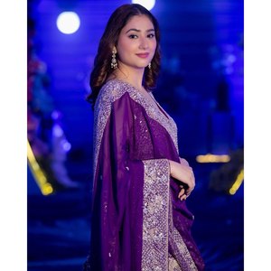 Ensemble de costumes pour femmes de designer avec fil et séquence - Product Image 6