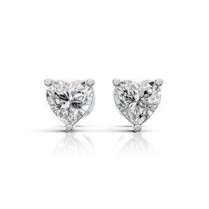 Pendientes de Diamantes en Oro Blanco de 14K, Joyería Fina para Hombre, Diseño Atrevido con Centro en Forma de Corazón de Tres Puntas - Product Image 2
