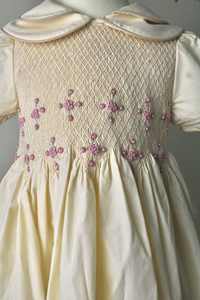 Vestido de Satén Crema con Bordado Floral y Mangas Abullonadas para Niñas, Cuello Peter Pan, Venta al por Mayor de Boutique Infantil - Product Image 2