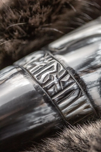Cuerno para beber tallado a mano de cuerno de búfalo con soporte – Recipiente de la mitología nórdica del lobo Fenrir - Product Image 6