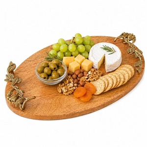 Plateau de service ovale en bois de manguier sculpté avec poignées en laiton, finition polie, compatible lave-vaisselle, design moderne et luxueux pour le fromage - Product Image 1
