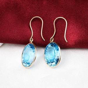 Pendientes de Oro Amarillo Sólido de 18K con Topacio Azul Natural Ovalado y Engaste de Bisel, Estilo Francés, de Memoria Jewels, Venta al por Mayor - Product Image 4