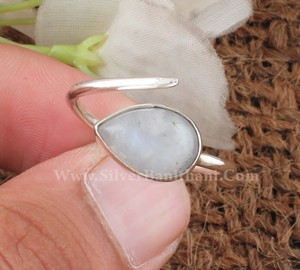 Anillo de compromiso y boda bohemio de plata de ley 925 con piedra lunar arcoíris natural en forma de pera y destello azul en forma de lágrima - Product Image 5