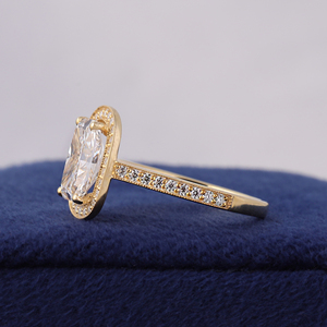 Bague de fiançailles en or blanc avec diamant de laboratoire taille coussin de 2,50 carats certifié IGI, halo de diamants de laboratoire taille coussin, tige pavée - Product Image 2