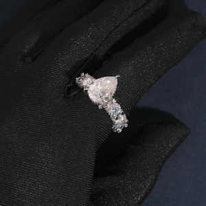 Bague Hiphop Unisexe en Argent Sterling 925 Plaqué Or Rose et Rhodium, Certifiée par un Certificat Tier, avec Moissanite Ronde Taillée en Poire et Sertissage à Griffes - Product Image 2