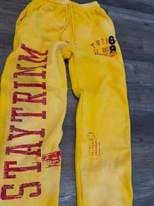 Sudadera con Capucha Amarilla para Hombre LEMBRO INDUSTRY con Número 14, Estilo Urbano Punk, Cierre Frontal con Cremallera, 100% Algodón Orgánico - Product Image 3