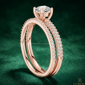 แหวนหมั้นเพชรโมอิสซาไนต์ทรงคุชชั่นทองคำโรสโกลด์ 14K พร้อมแหวนคู่ประดับเพชรแบบพาเว่สำหรับผู้หญิง - Product Image 4