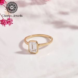 Bague de fiançailles classique pour femme Charm_Jewells plaquée or 18 carats avec moissanite taille coussin sertie à griffes, certifiée IGI, 3g - Product Image 1