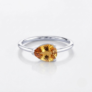 Anillo de compromiso solitario Rhaya Jewels para mujer, elegante y moderno, chapado en rodio, plata de ley 925, con gema de citrino talla pera y engaste de garra - Product Image 1