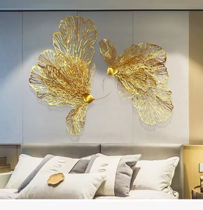 Arte de Pared de Mariposa Chapada en Oro Contemporáneo, Decoración Metálica Hecha a Mano con Corte Láser para Decoración de Interiores del Hogar - Product Image 2
