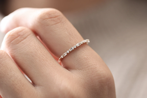 Anillo Baguette de 0.30 CT _ Anillo de Diamantes de Media Eternidad con Baguettes y Diamantes Redondos Alternados en Oro de 14k _ Anillo de Boda con Punta Compartida Única - Product Image 6