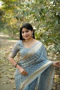 Sari en soie Kalyani de qualité supérieure avec motif à carreaux Zari, design de boîte ombrée, bordure Zari riche et blouse assortie par Royal Export - Product Image 5