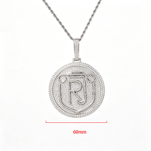 Collier pendentif de luxe R Shield entièrement serti de moissanite, médaillon rond, bijou statement Hip Hop, cadeau pour homme, brillant - Product Image 1