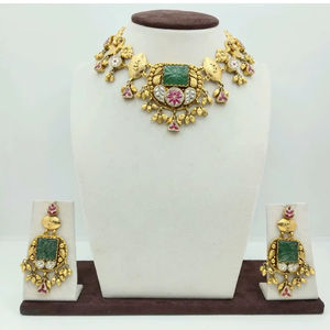 Ensemble de collier choker plaqué or traditionnel avec pierre verte, design floral Kundan Polki et boucles d'oreilles assorties pour tenue de mariée - Product Image 1